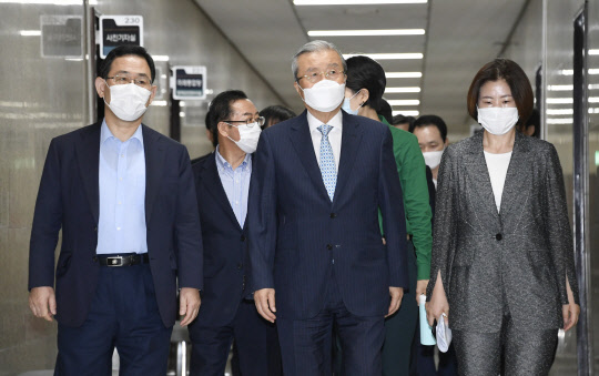 미래통합당 김종인 비상대책위원장과 주호영 원내대표가 24일 오전 서울 여의도 국회에서 열린 비상대책위원회의에 참석하고 있다.   [연합뉴스]